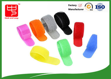 Colore di nuovo alla fascetta ferma-cavo posteriore/cinghia di nylon del fermo